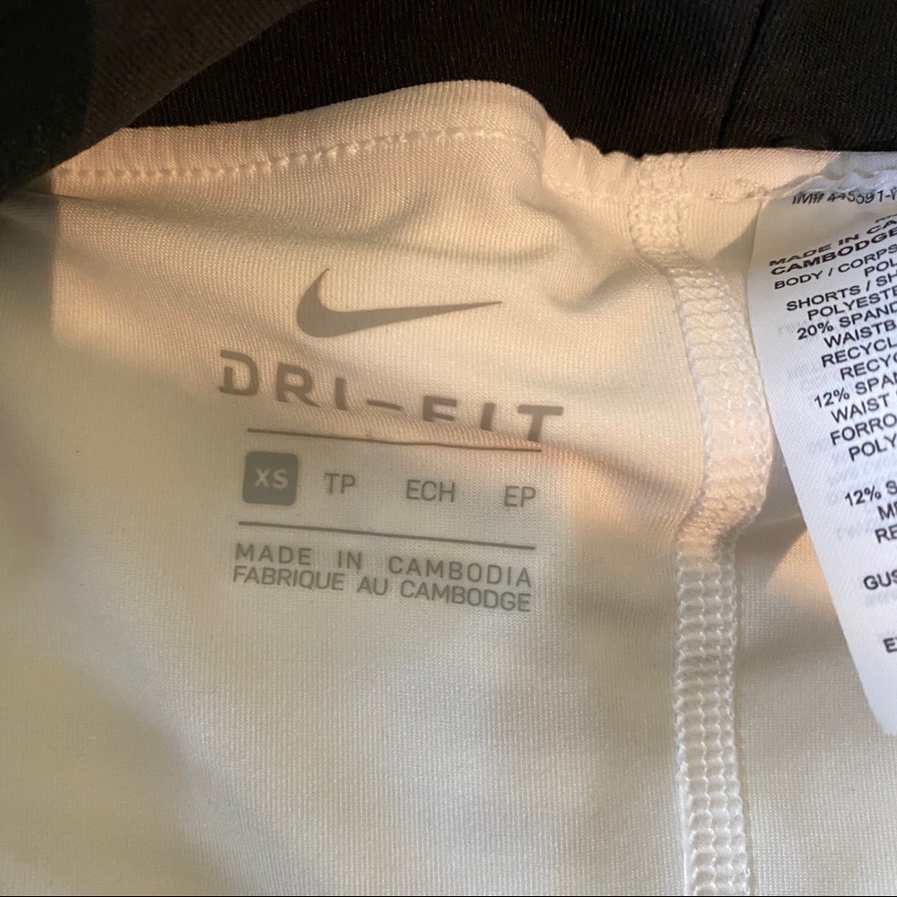 Nike Dry-Fit shorts white with black stripes - Picture 6 of 7